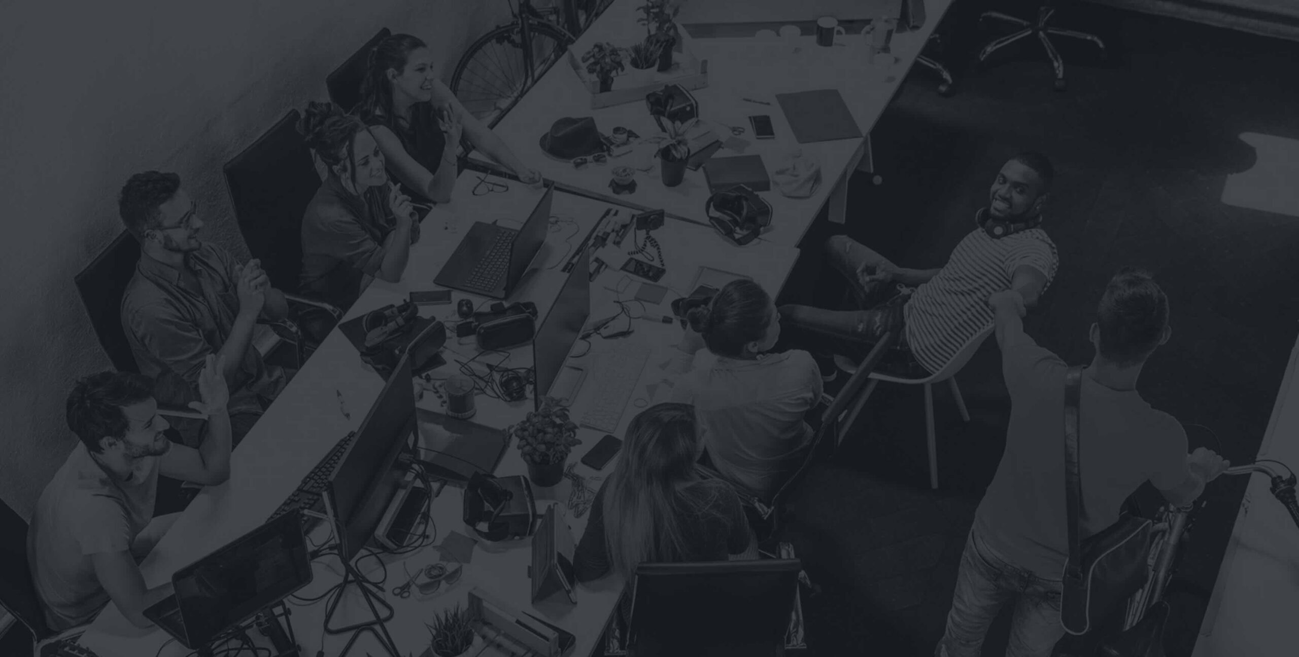 Achtergrond afbeelding home. Een schoolklas aan het werk.